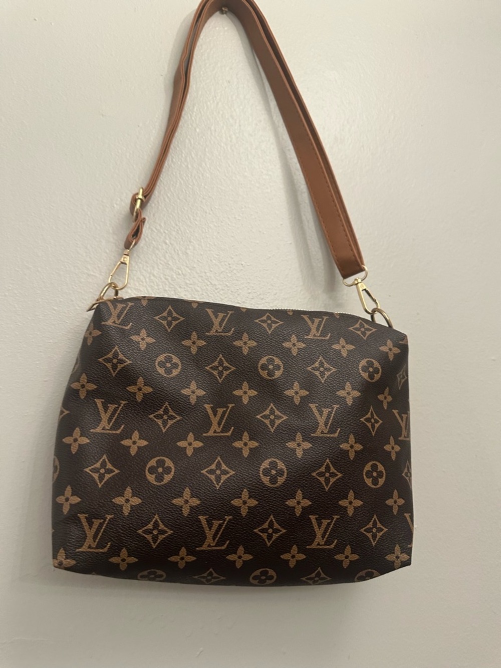 Crossbody Bag.  Not authentic - Picture 2 of 3